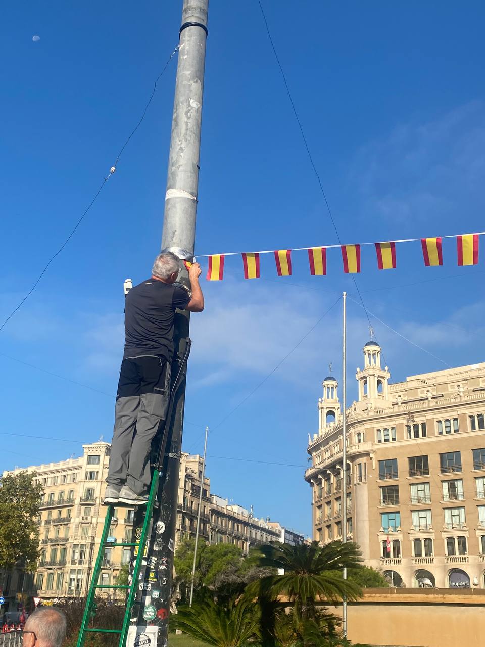 La ANC retira las banderas españolas del 12 de octubre de la plaza Catalunya