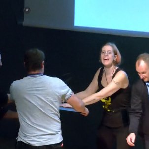 Així ha quedat enganxada una activista davant de Yolanda Díaz i Ada Colau | VÍDEO