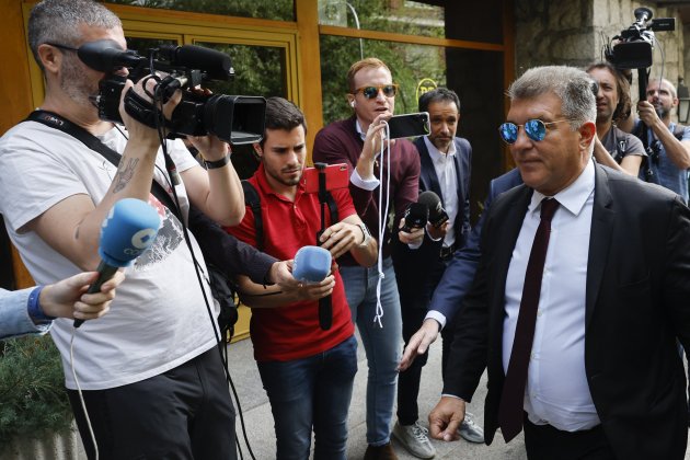 Joan Laporta micrófonos periodistas gafas de sol / Foto: EFE