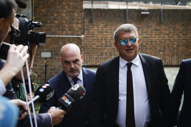 Joan Laporta gafas de sol micrófonos / Foto: EFE