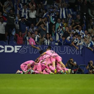 Joselu celebración gol jugadores piña Espanyol / Foto: EFE