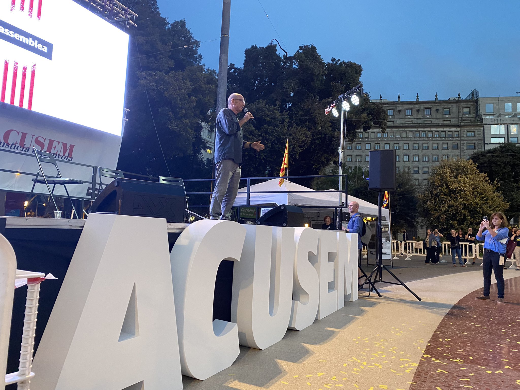 Llach en la acampada: "Es una vergüenza tener un gobierno autonomista votado por independentistas"