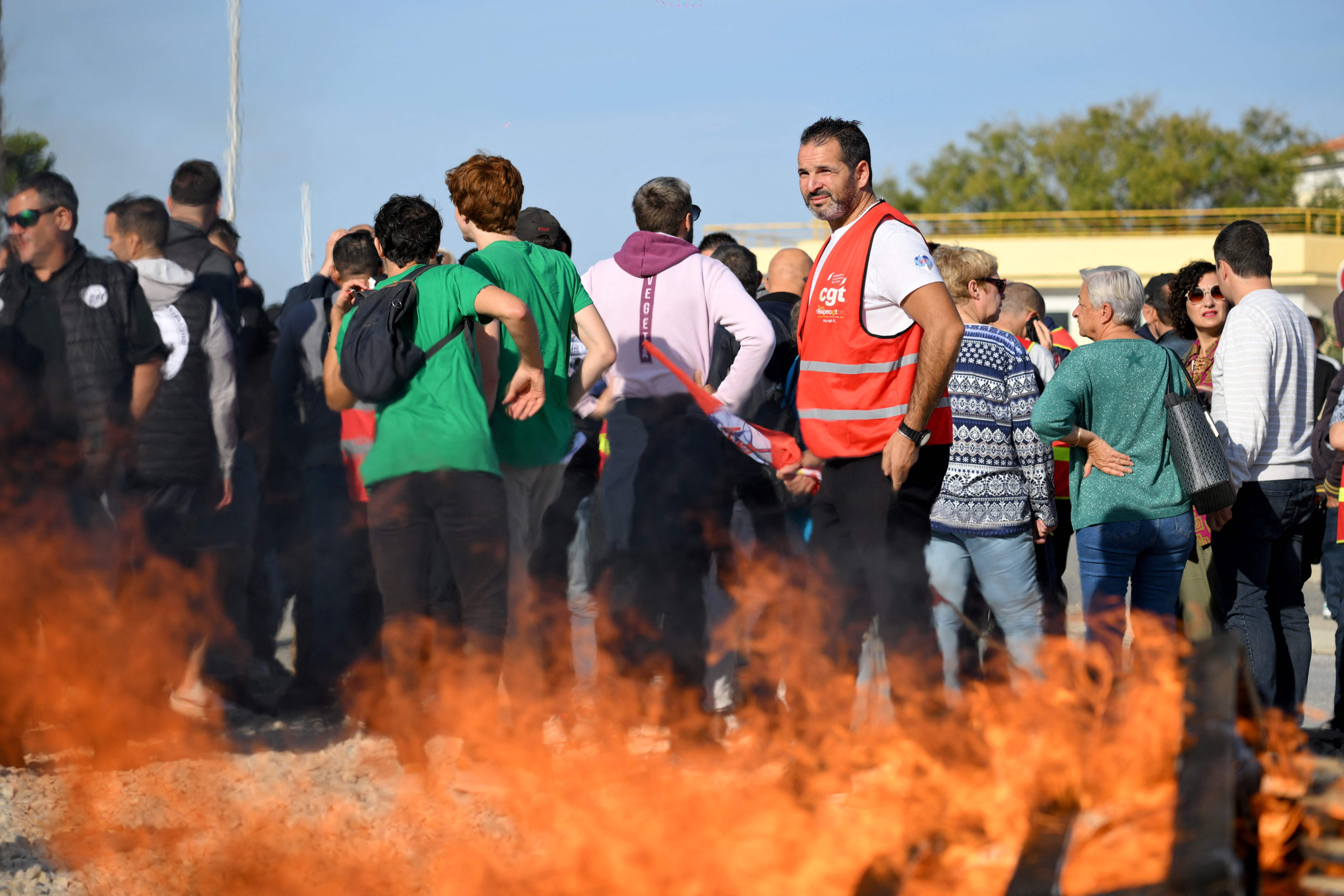 Francia continúa con las gasolineras y el transporte en suspense: tercera semana de huelga