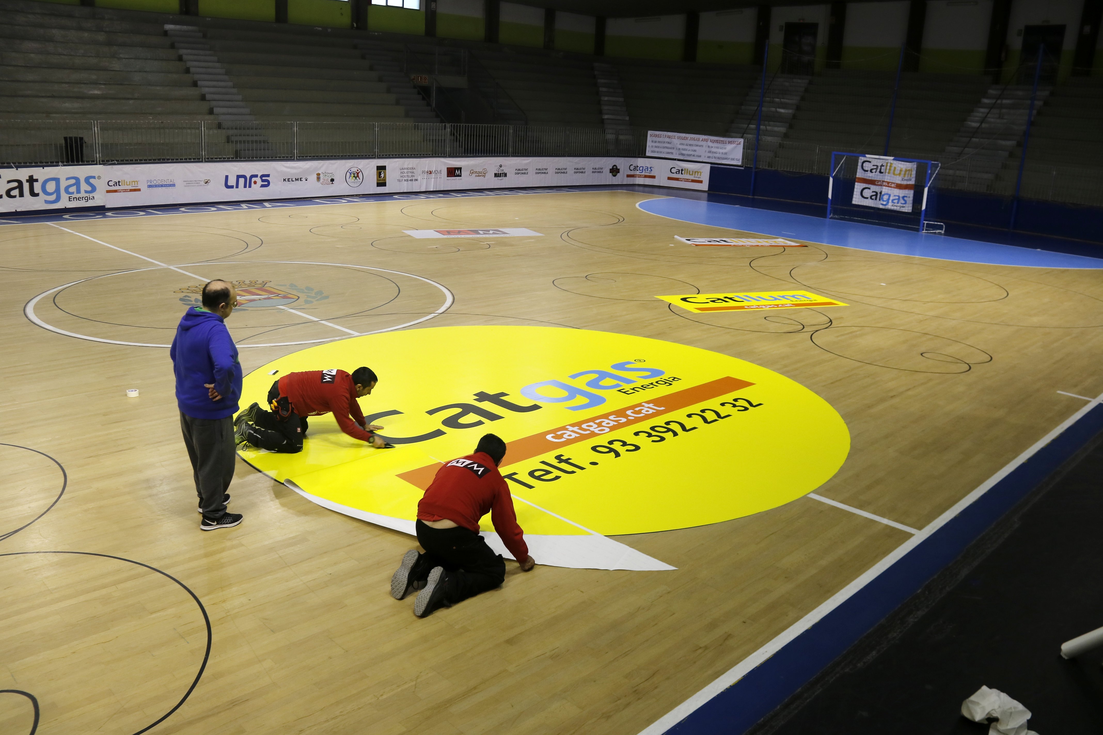 Catgas respon a l'Ajuntament de Santa Coloma amb tres pancartes grogues