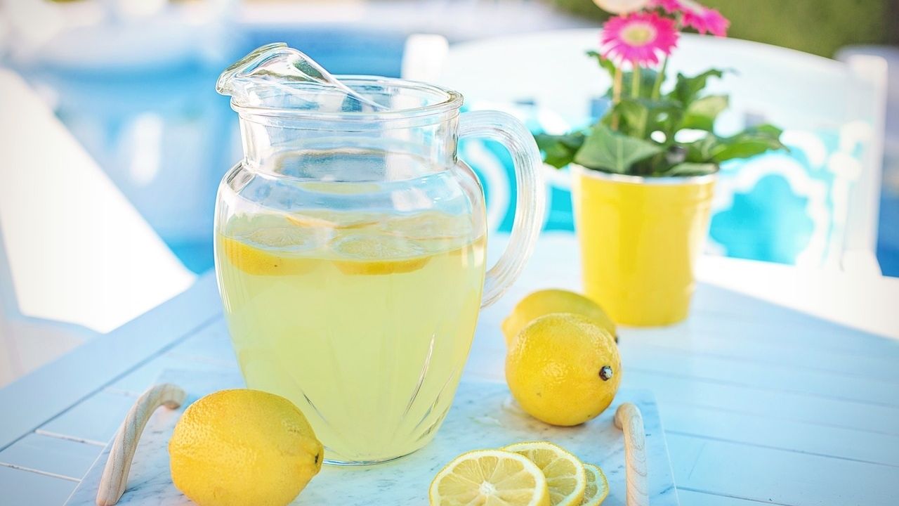 Zumo de limón: ¿en qué nos puede ayudar?