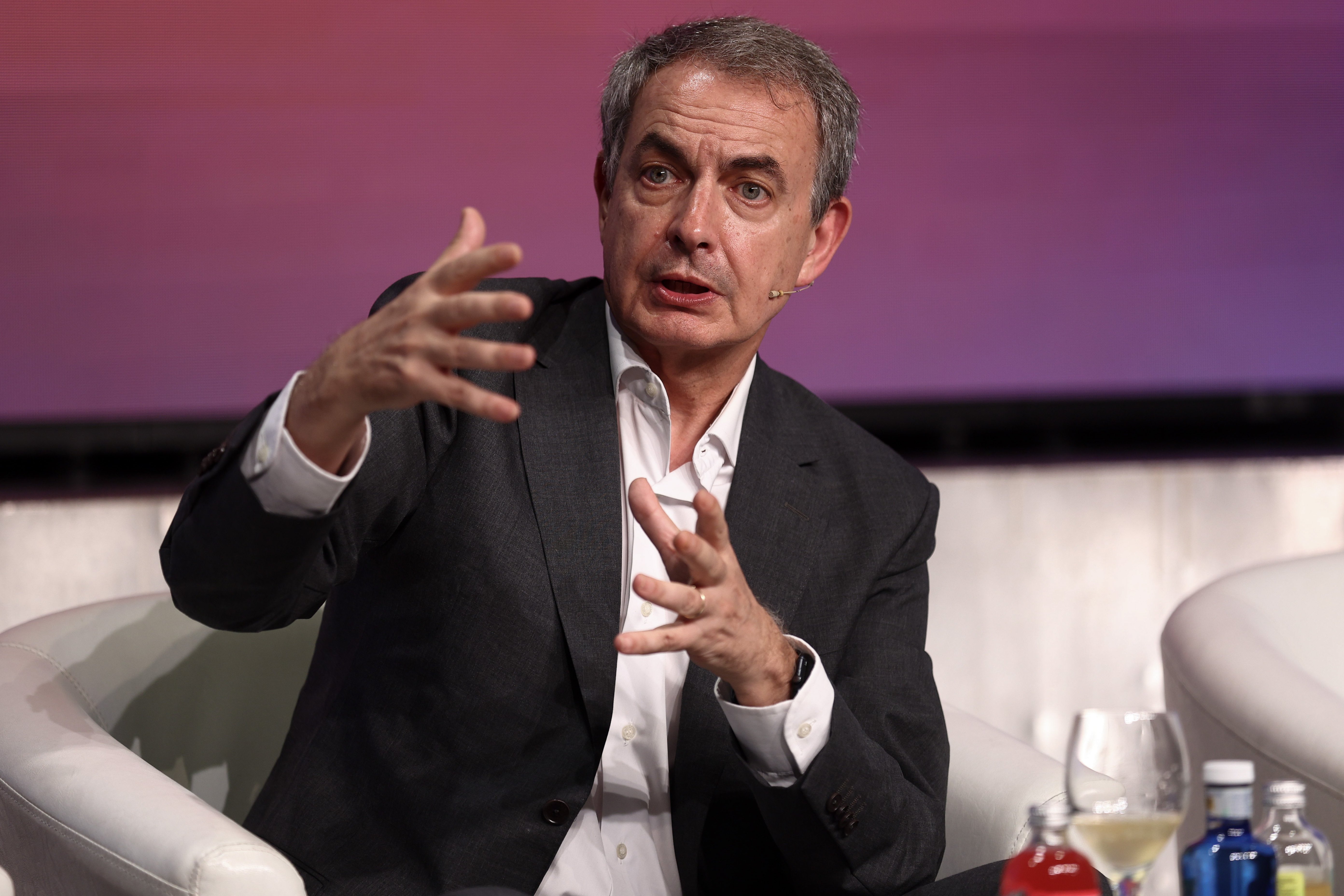 Zapatero insta a los partidos con "vocación democrática" a superar la etapa "convulsa" del procés