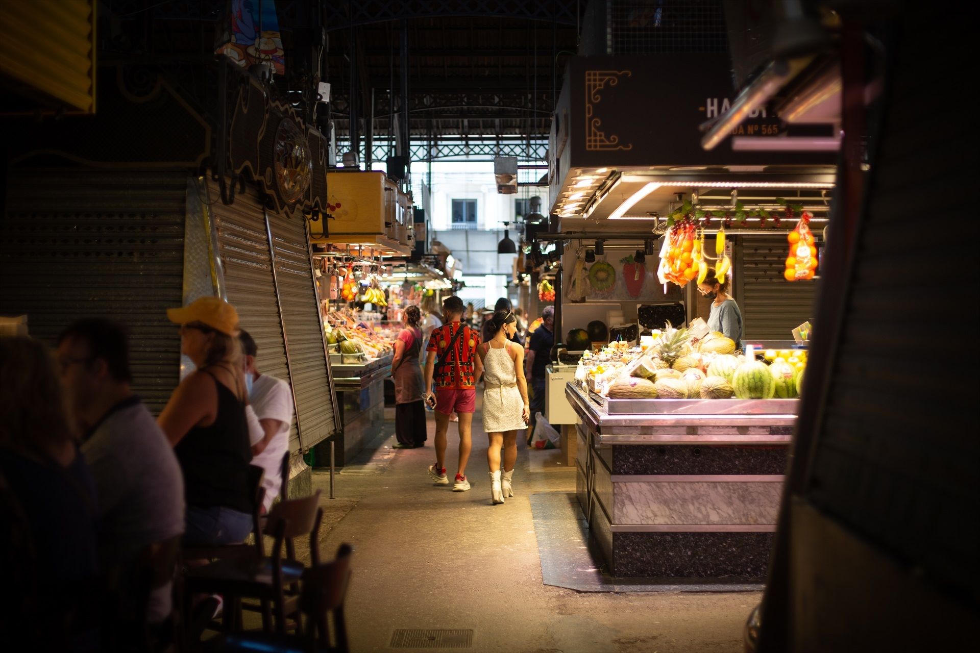 Mercat de la Boqueria de Barcelona amb diverses persones comprant |Foto: Europa Press