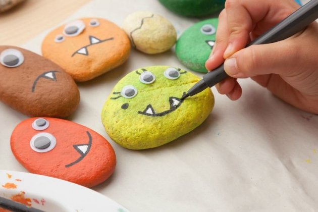 Decoracio Halloween propietària amb nens pedres pintura Pinterest