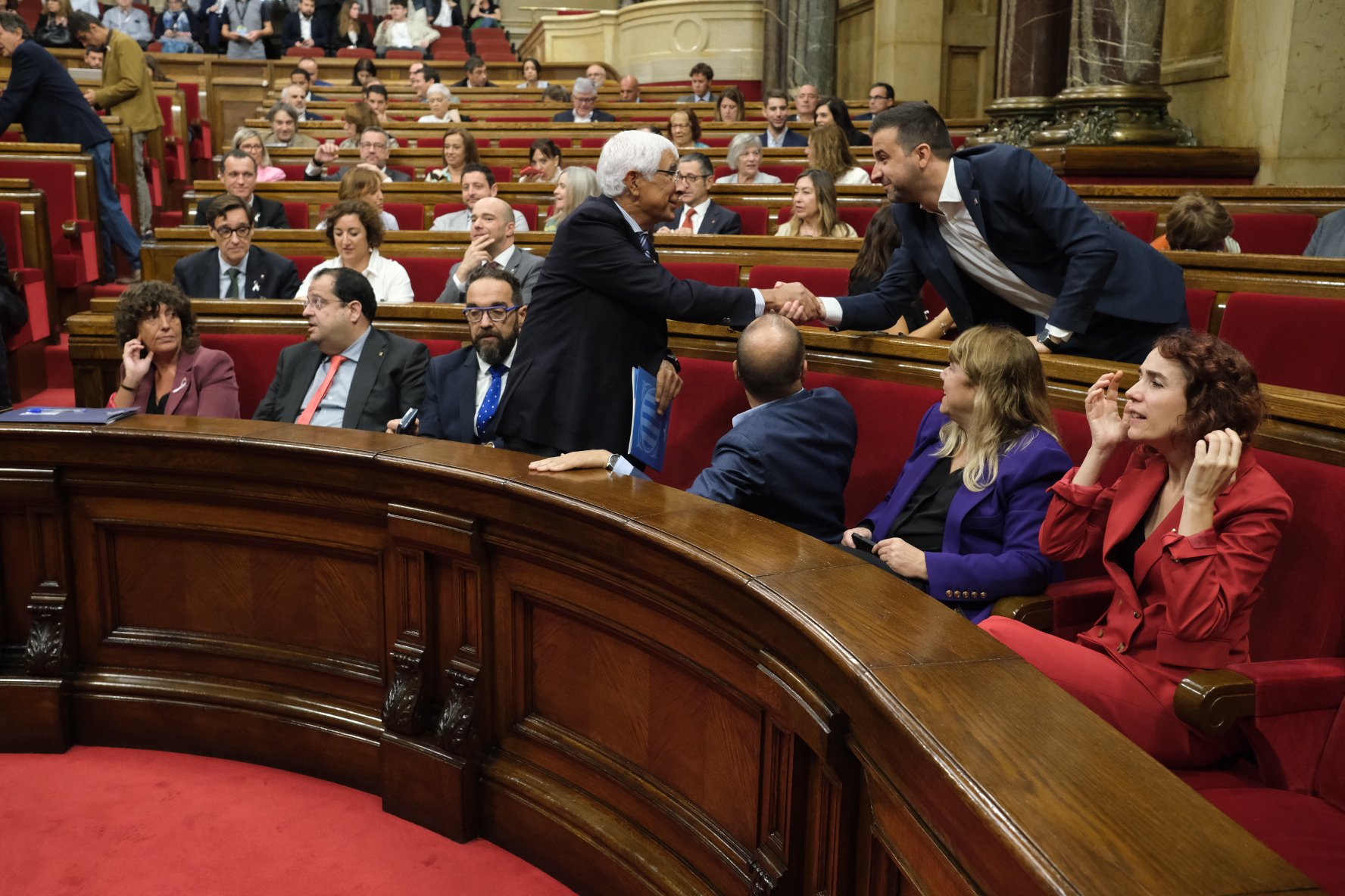 El Nou Govern a l'hemicicle del Parlament / Carlos Baglietto