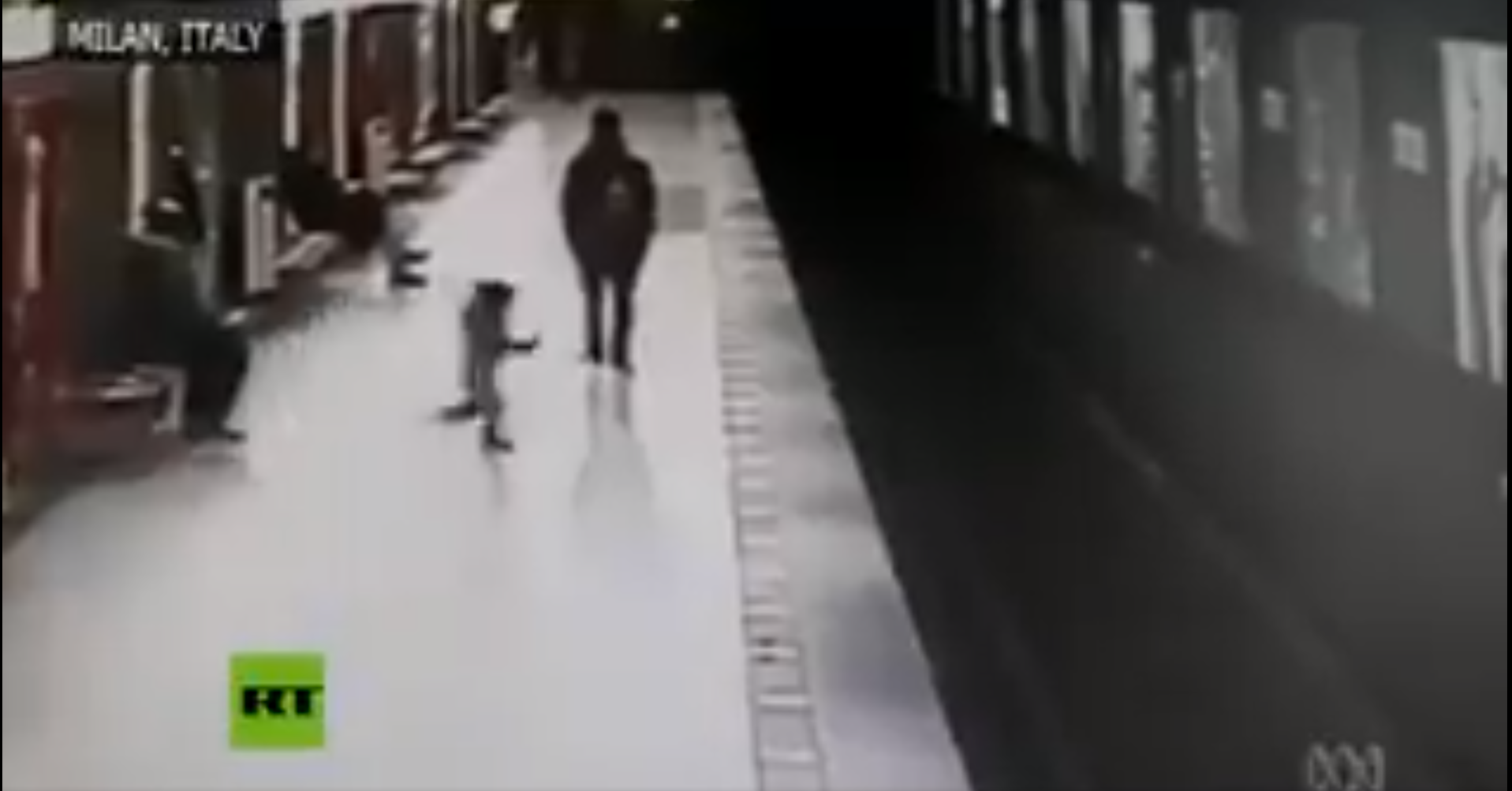 VÍDEO: Así salva a un niño que se había caído a la vía del metro de Milán