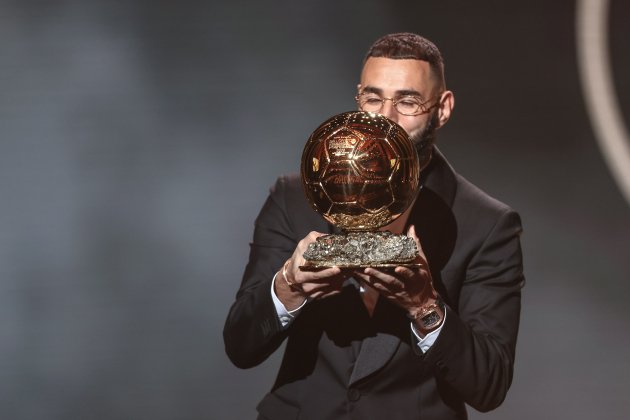 Karim Benzema beso Balón de Oro / Foto: EFE