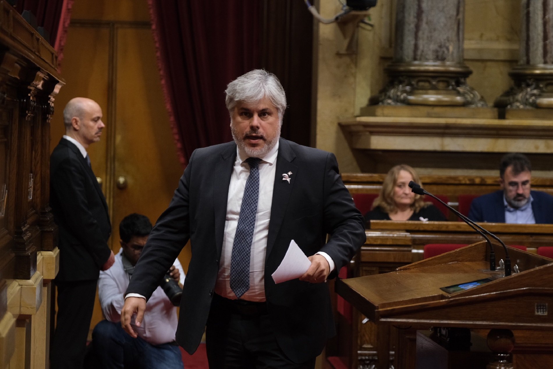 El president de JxCat al Parlament, Albert Batet, al faristol del Ple del Parlament / Carlos Baglietto