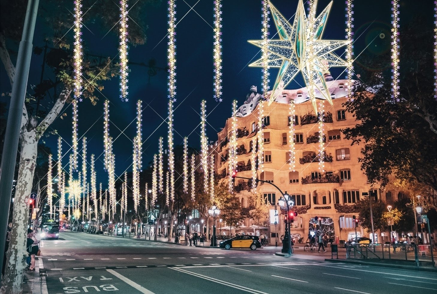 Las luces de Navidad del paseo de Gràcia se inspiran en la estrella de la Sagrada Familia