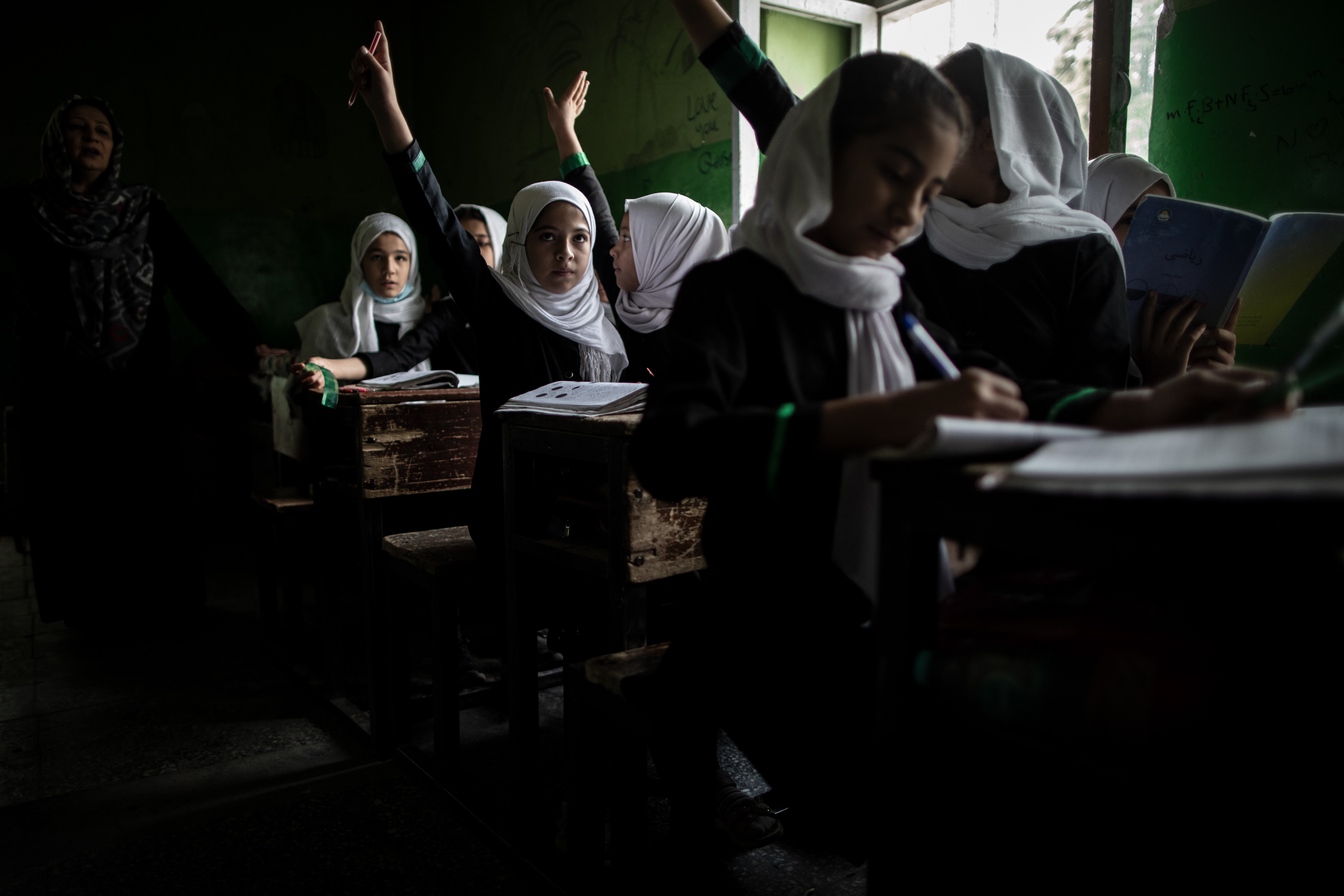 Los talibanes vuelven a prometer que reabrirán los institutos para las chicas