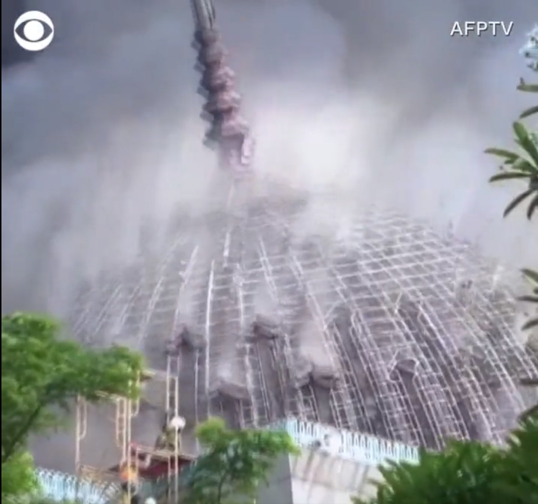 VÍDEO | Las escalofriantes imágenes del derrumbe de la mezquita más grande del sureste asiático, en Yakarta