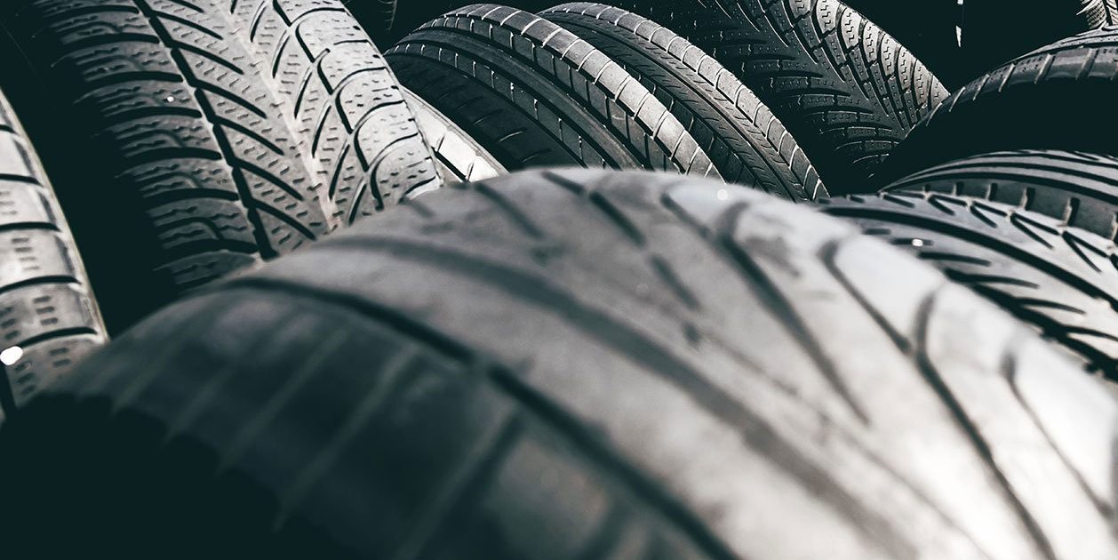 ¿Es legal cobrar por hinchar los neumáticos del coche en las gasolineras?