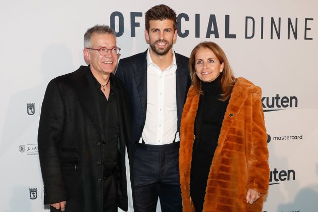 Gerard Piqué i els seus pares GTRES Gerard Piqué i els seus pares GTRES