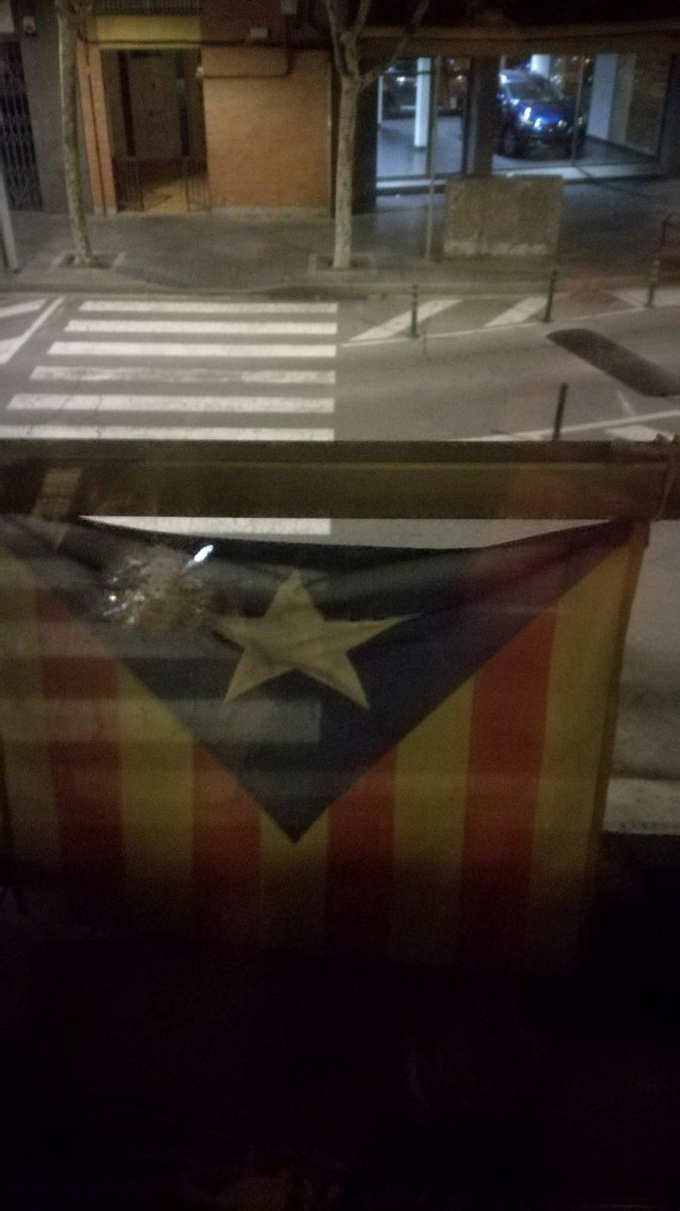 Disparen balins per tenir l'estelada penjada a Santa Perpètua de Mogoda