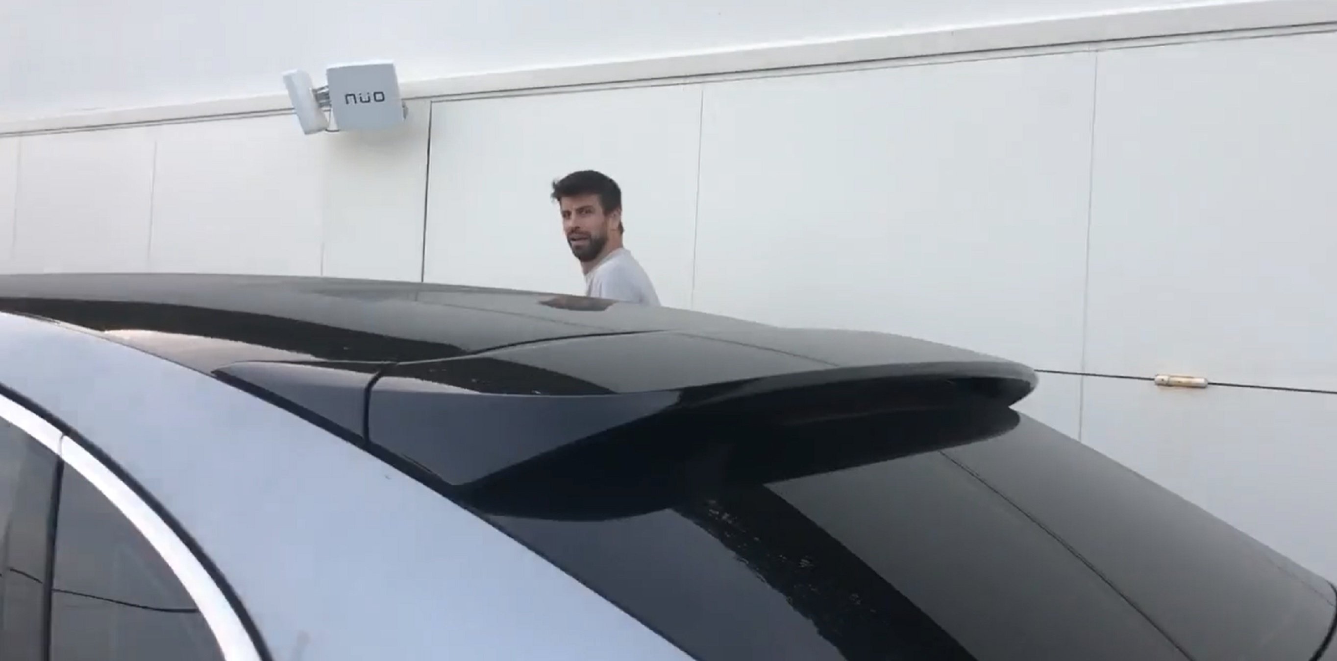 Piqué, en la puerta de entrada de casa de Shakira   'El Programa de AR'