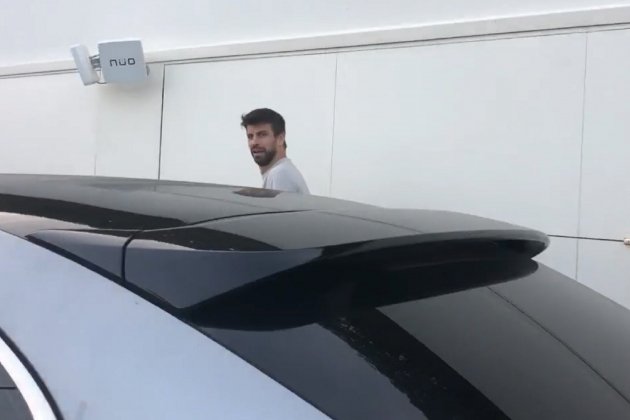 Piqué, en la puerta de entrada de casa de Shakira 'El Programa de AR' Piqué, en la puerta de entrada de casa de Shakira 'El Programa de AR'