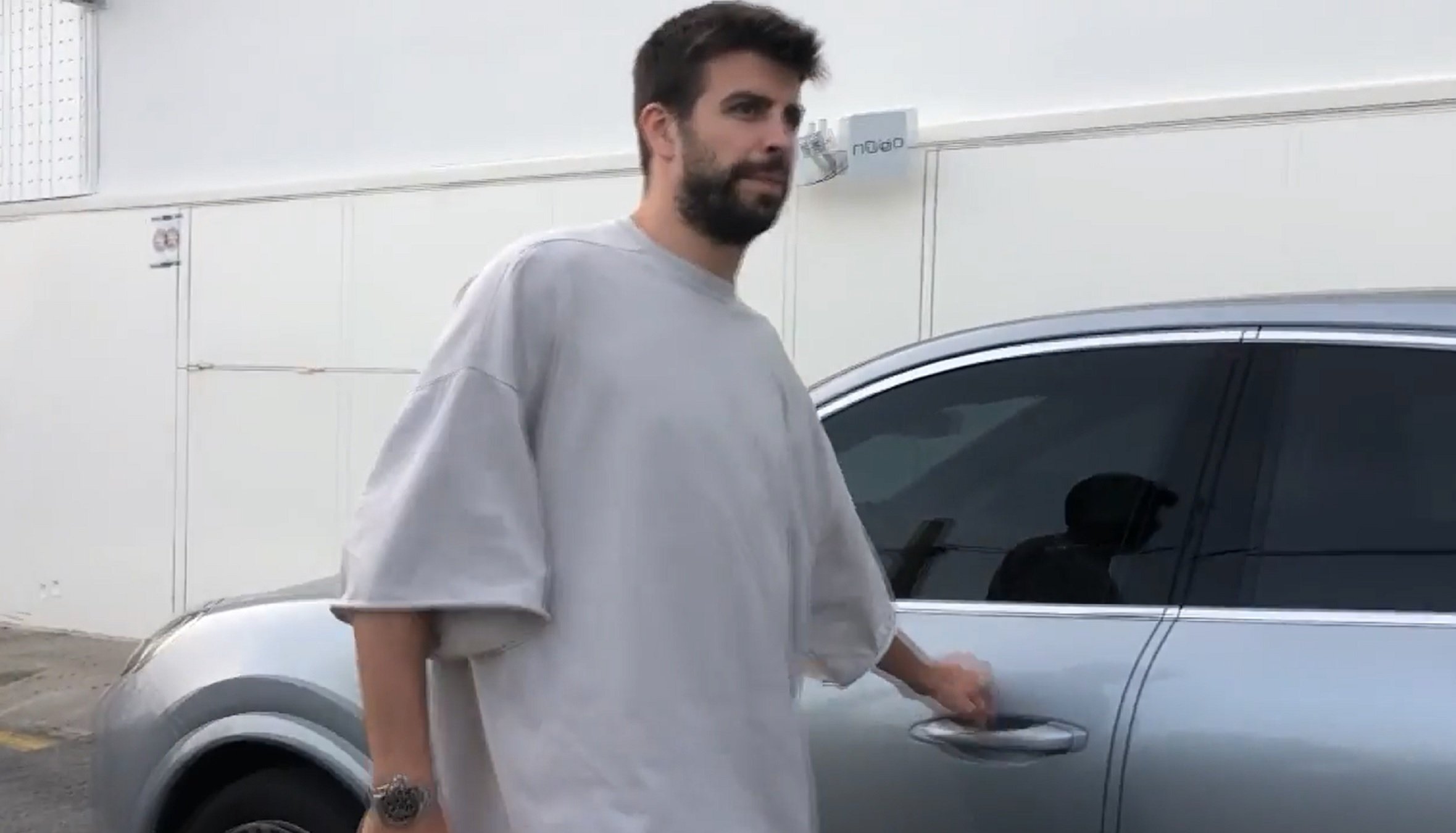 Momento en el que Piqué abre la puerta de su coche   'El Programa de AR'