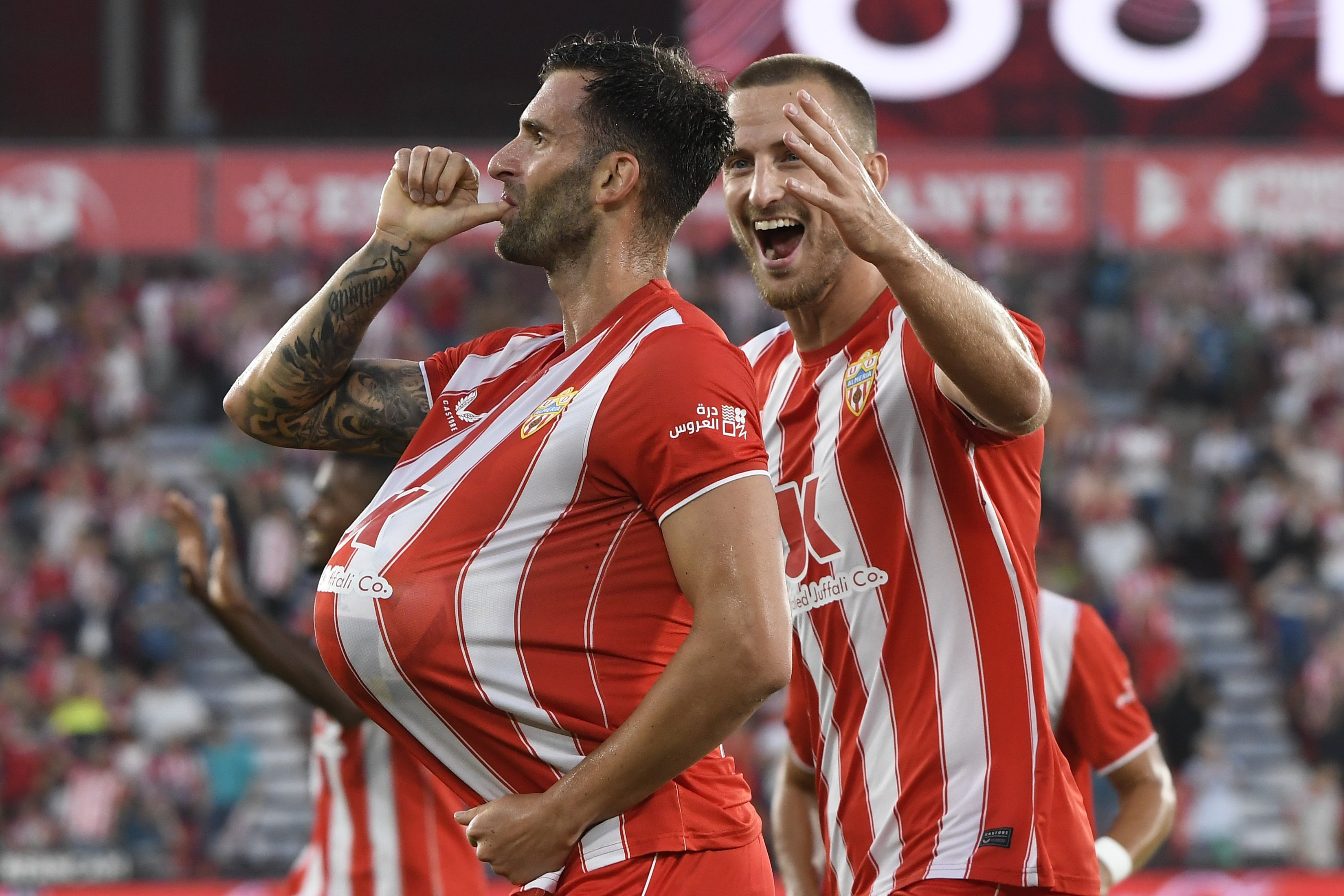 El Girona pierde en Almería en un partido de locos (3-2) y sigue en caída libre