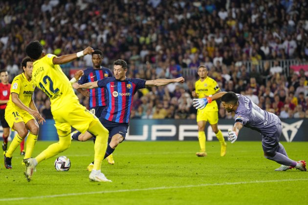 Robert Lewandowski remata gol Barça Villarreal Rulli / Foto: EFE