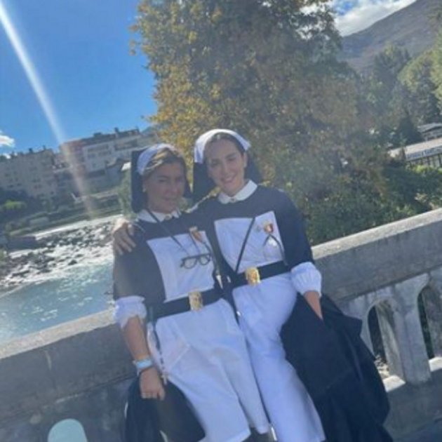 Tamara Falcó en Lourdes uniforme @tamara acuño