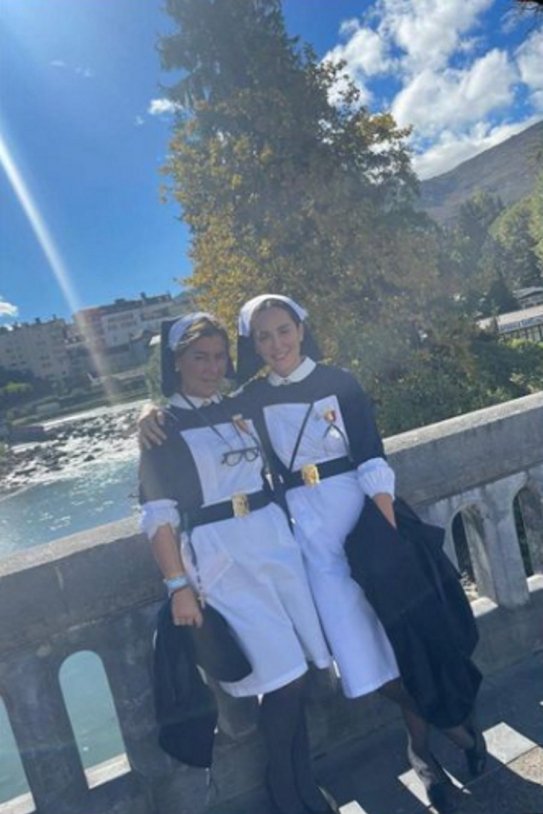 Tamara Falcó en Lourdes uniforme @tamara acuño