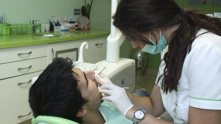 El TSJC confirma la anulación del dentista municipal de Barcelona