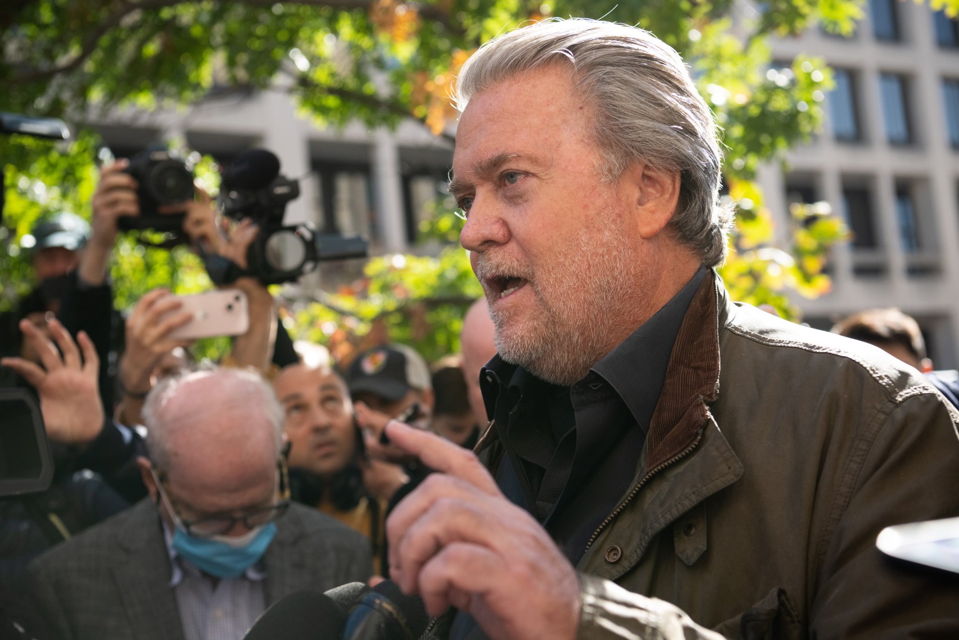 El ultraderechista Steve Bannon, exasesor de Donald Trump, condenado a cuatro meses de prisión