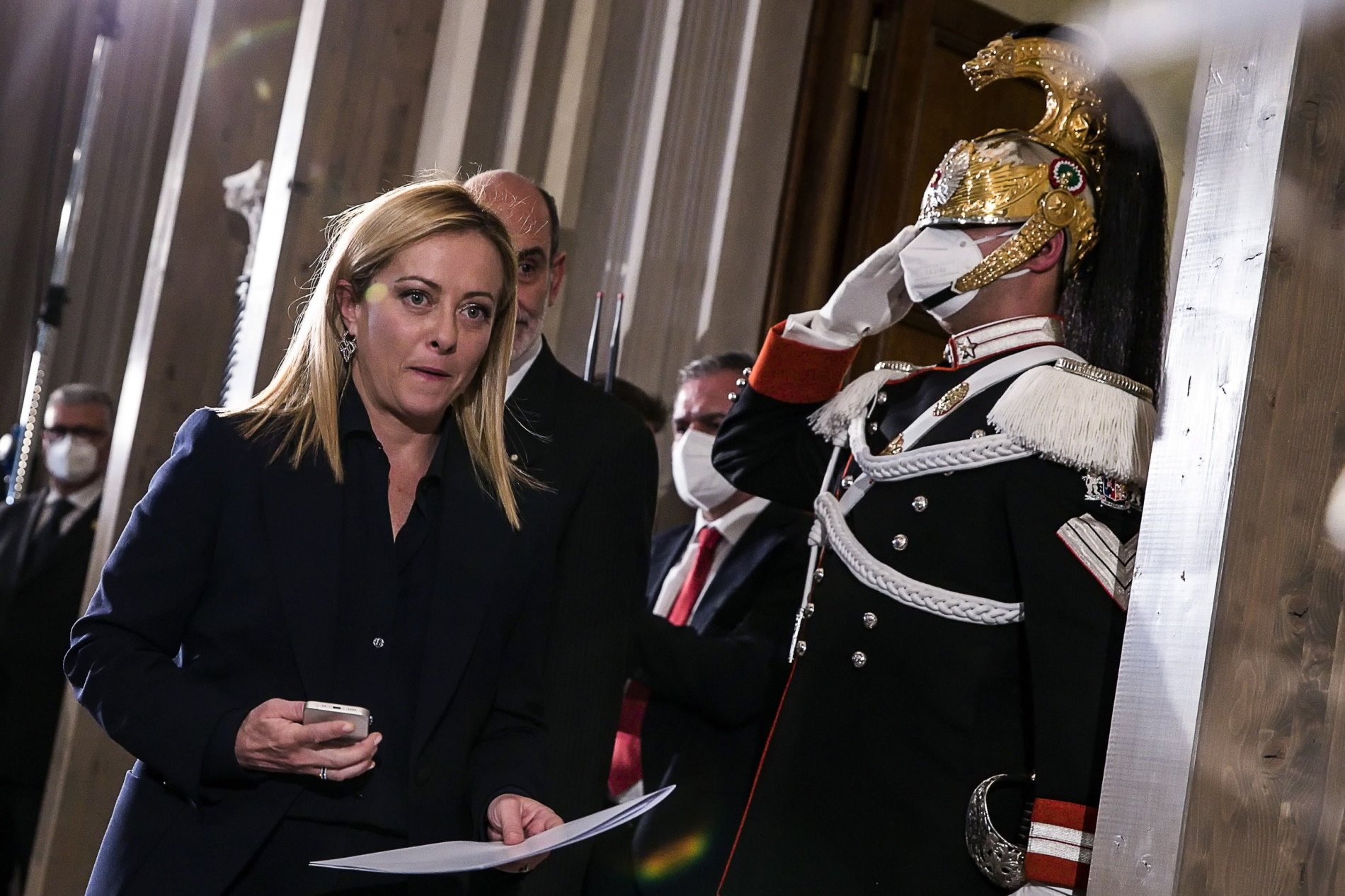 Itàlia ja té nova primera ministra: la ultradretana Giorgia Meloni jura el càrrec