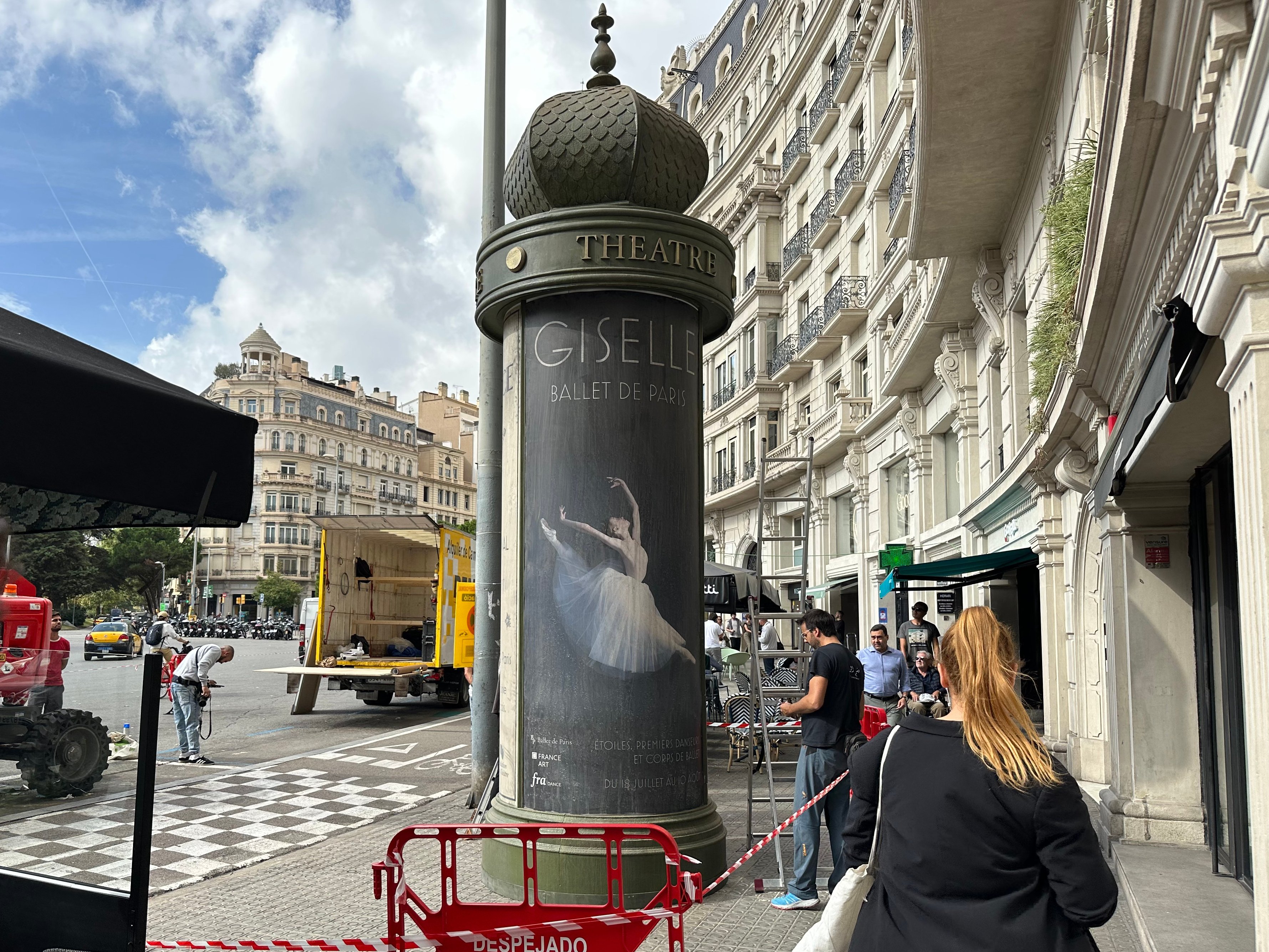 Ruedan en Barcelona la serie 'The Crown': la plaza Francesc Macià se convierte en París