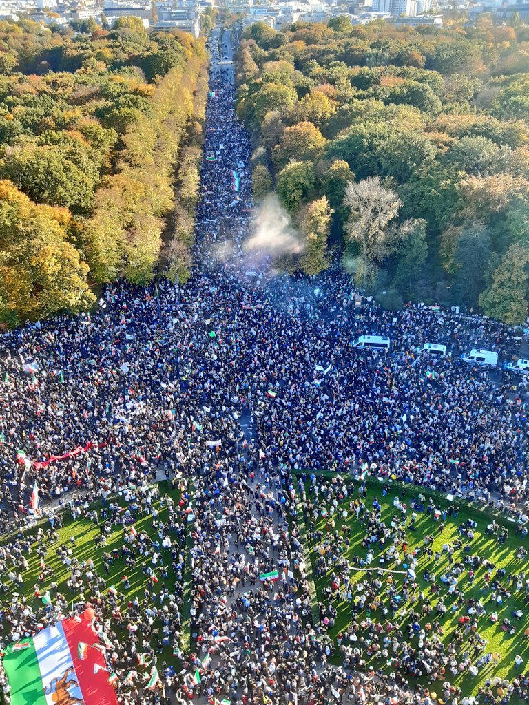 Manifestació massiva a Berlín en solidaritat amb les dones iranianes