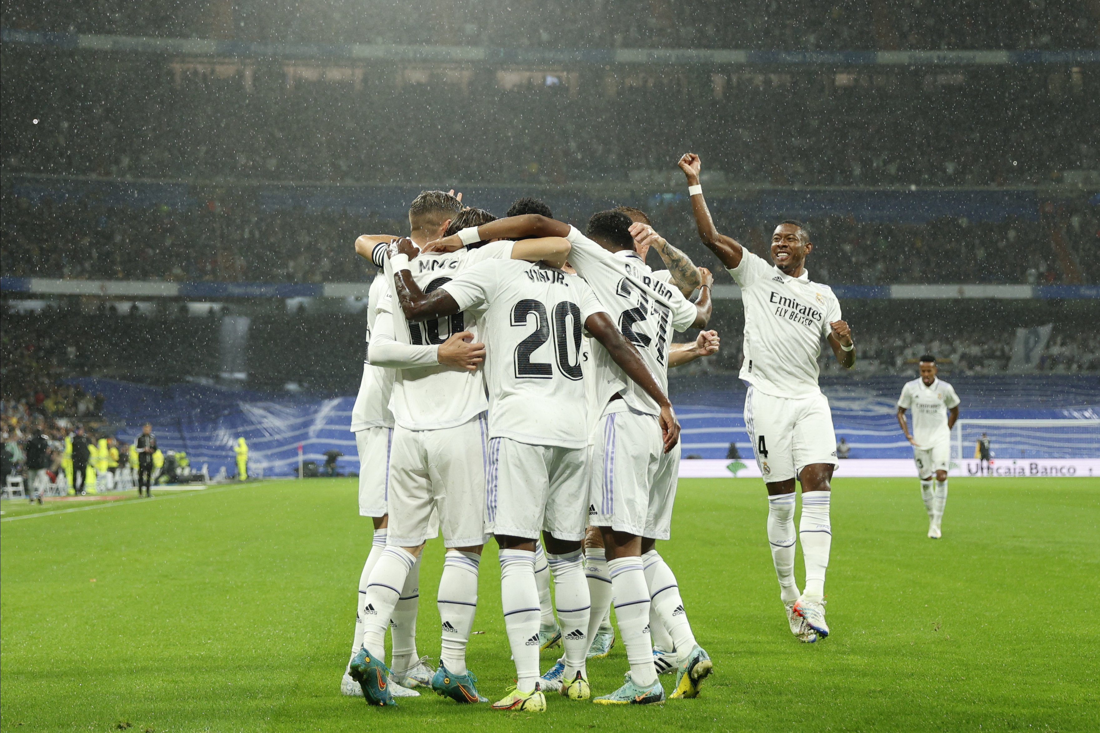 Un Real Madrid demoledor supera al Sevilla y blinda el liderato de la Liga (3-1)