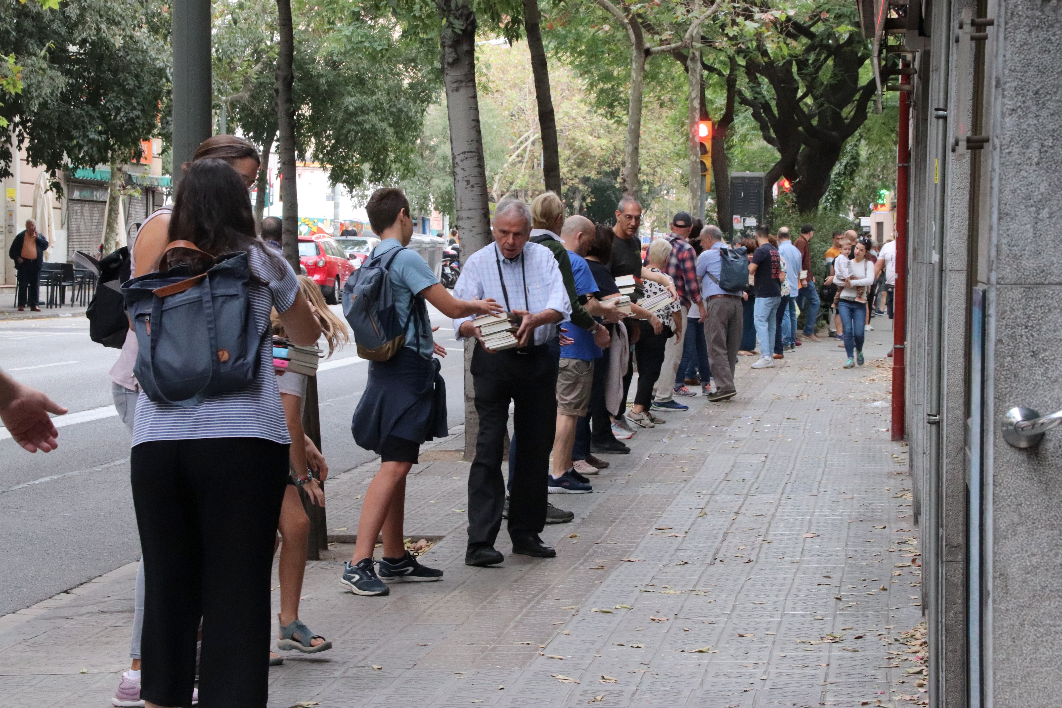 cadena humana traslado librería hoyo 3 / ACN