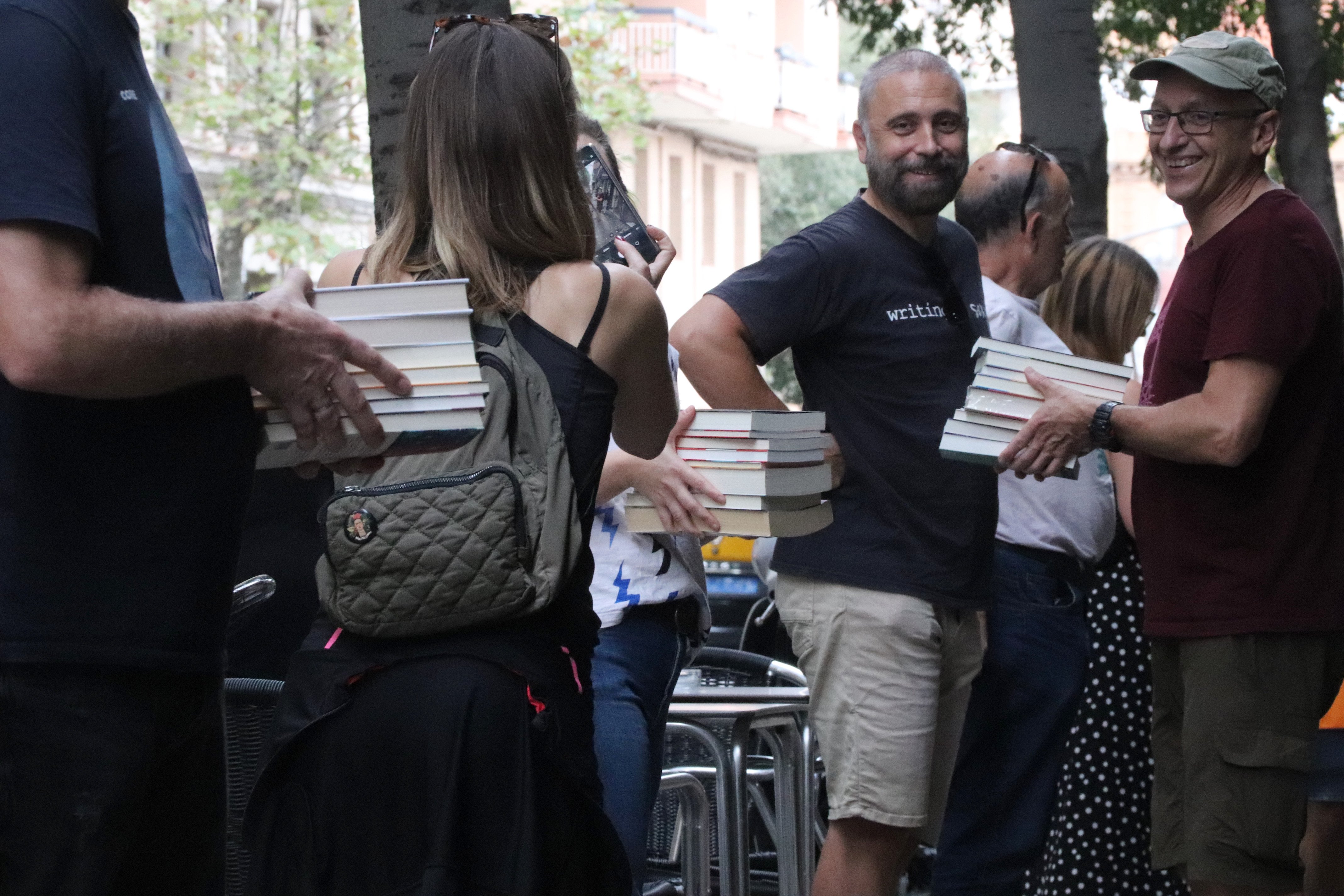 Una cadena humana trasllada més de 8.000 llibres de la llibreria Nollegiu del Clot al seu nou local