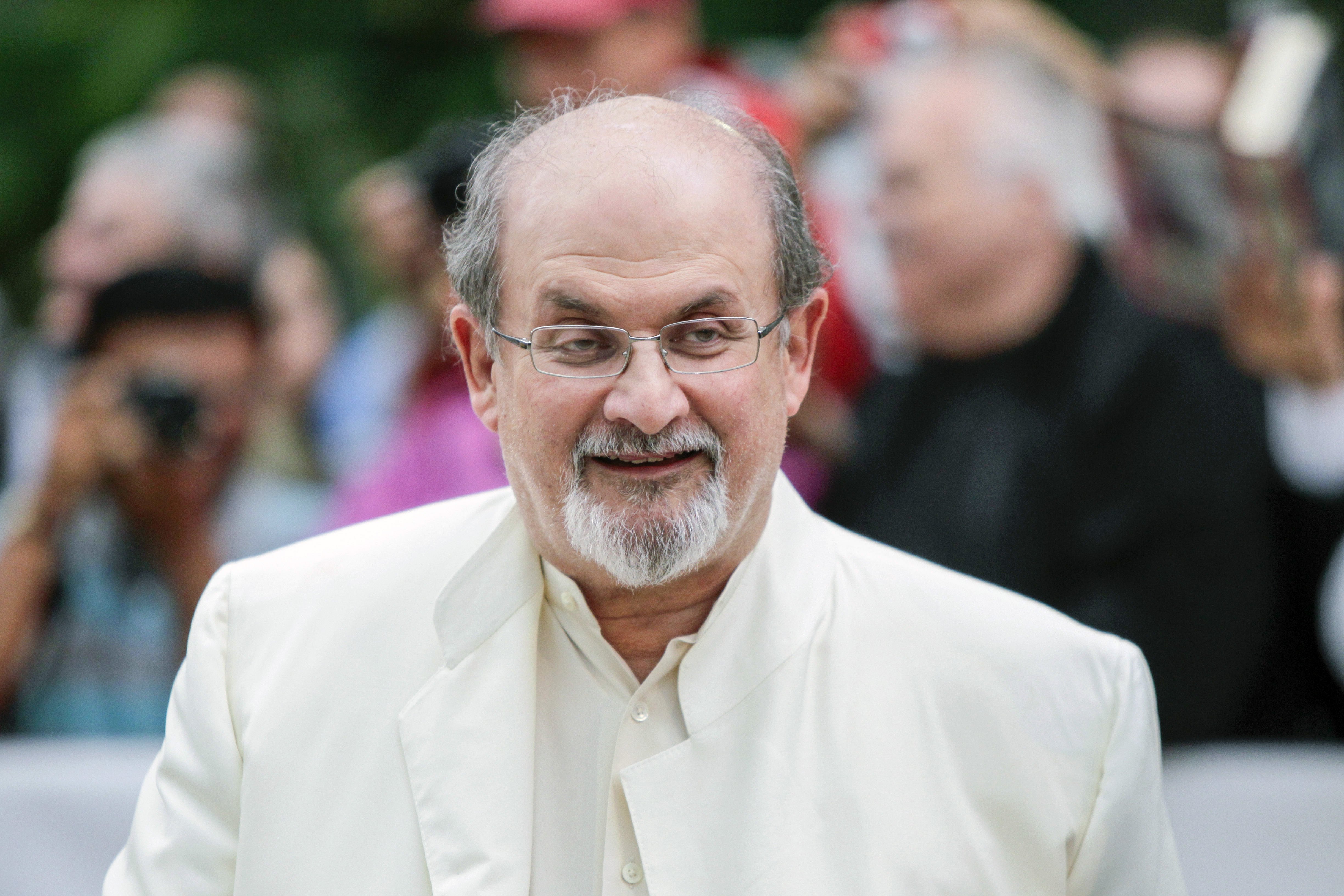 Salman Rushdie perd un ull i la mobilitat d'una mà per l'atac