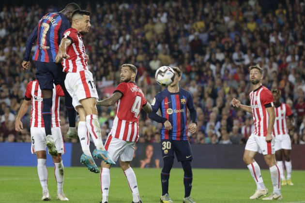 Dembélé remate de cabeza gol Barça Athletic Club / Foto: EFE Dembélé remate de cabeza gol Barça Athletic Club / Foto: EFE