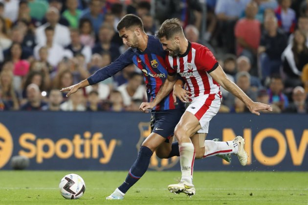 Ferran Torres Yeray disputa Barça Athletic / Foto: EFE