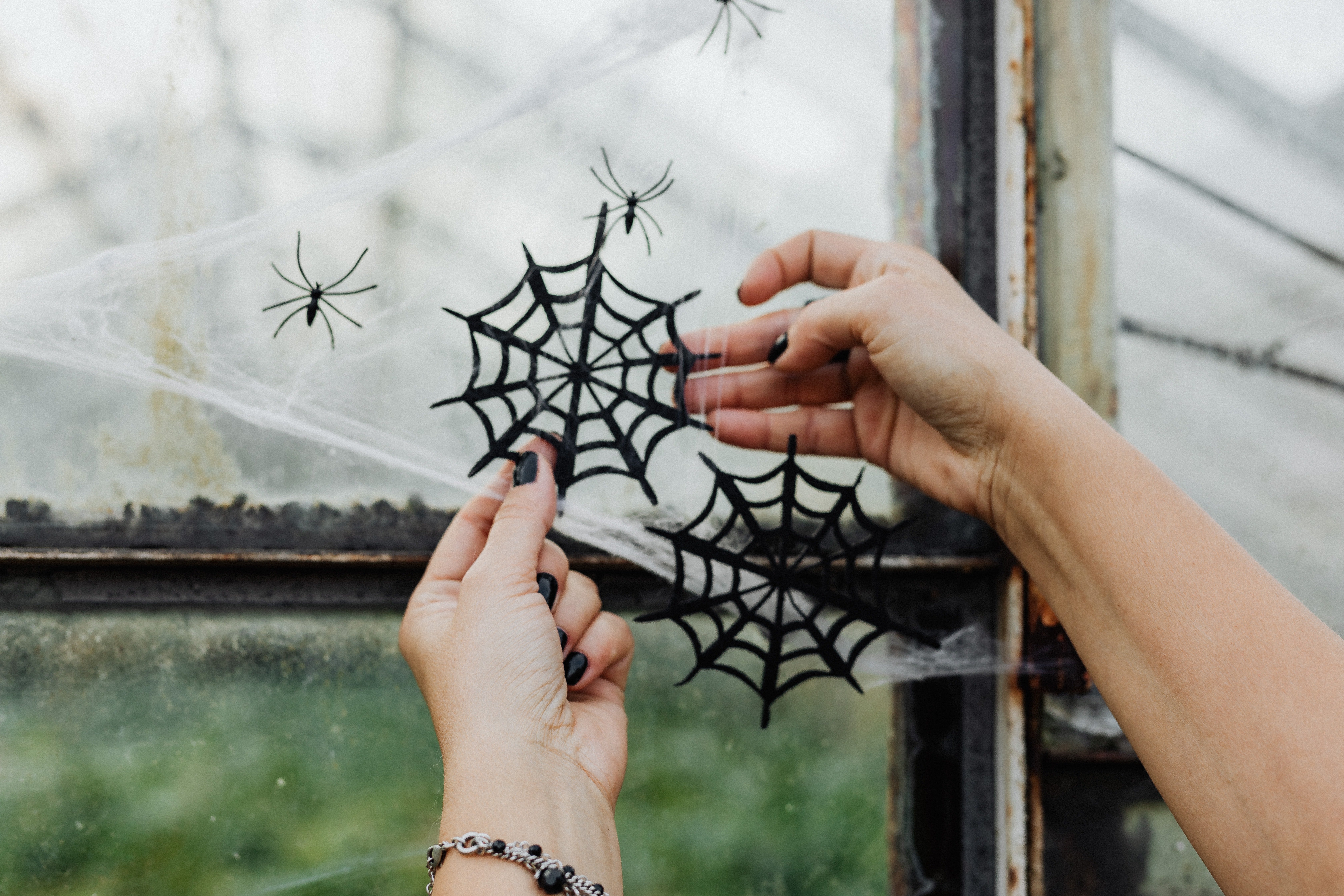 5 ideas fáciles para hacer una telaraña de Halloween casera 5 ideas fáciles para hacer una telaraña de Halloween casera