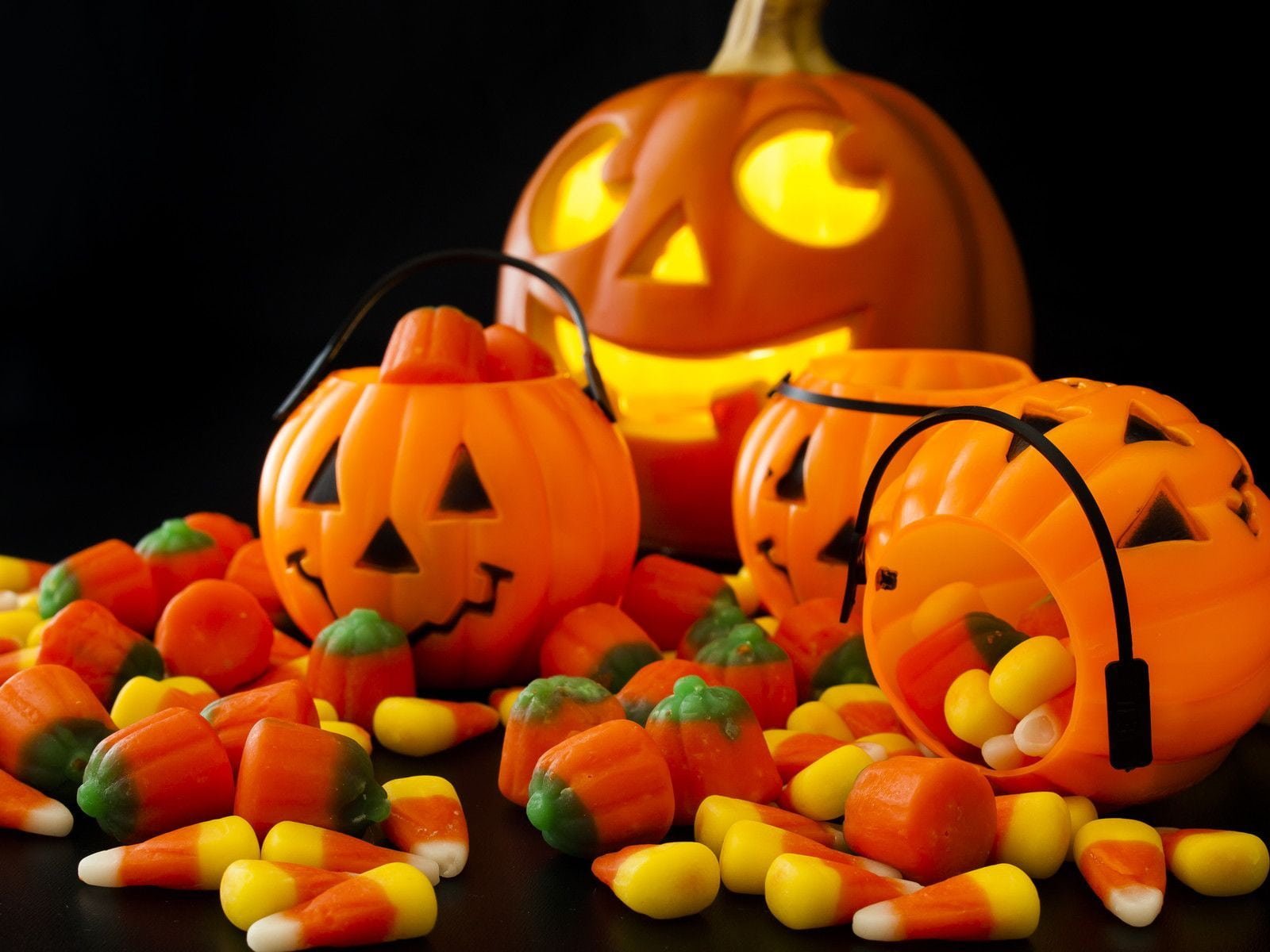 El gran error que cometes con las chuches y los niños por Halloween, según  los expertos