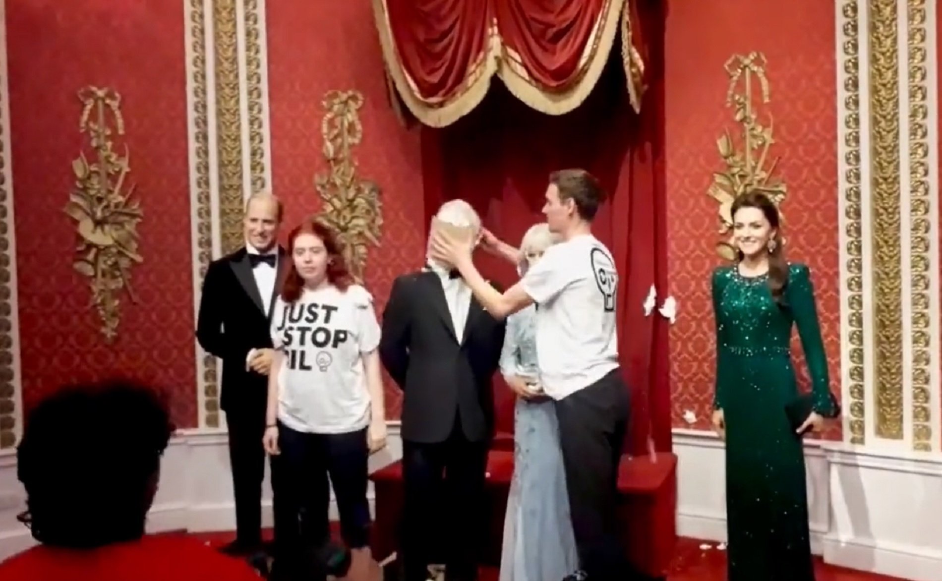 Ecologistas estampan una tarta contra la figura de cera de Carlos III en el Madame Tussauds de Londres