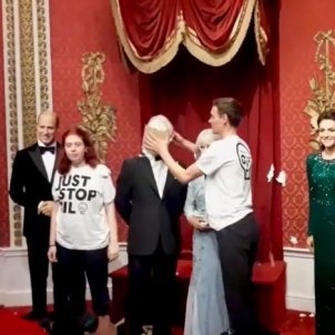 Ecologistes estampen un pastís contra la figura de cera de Carles III al Madame Tussauds de Londres