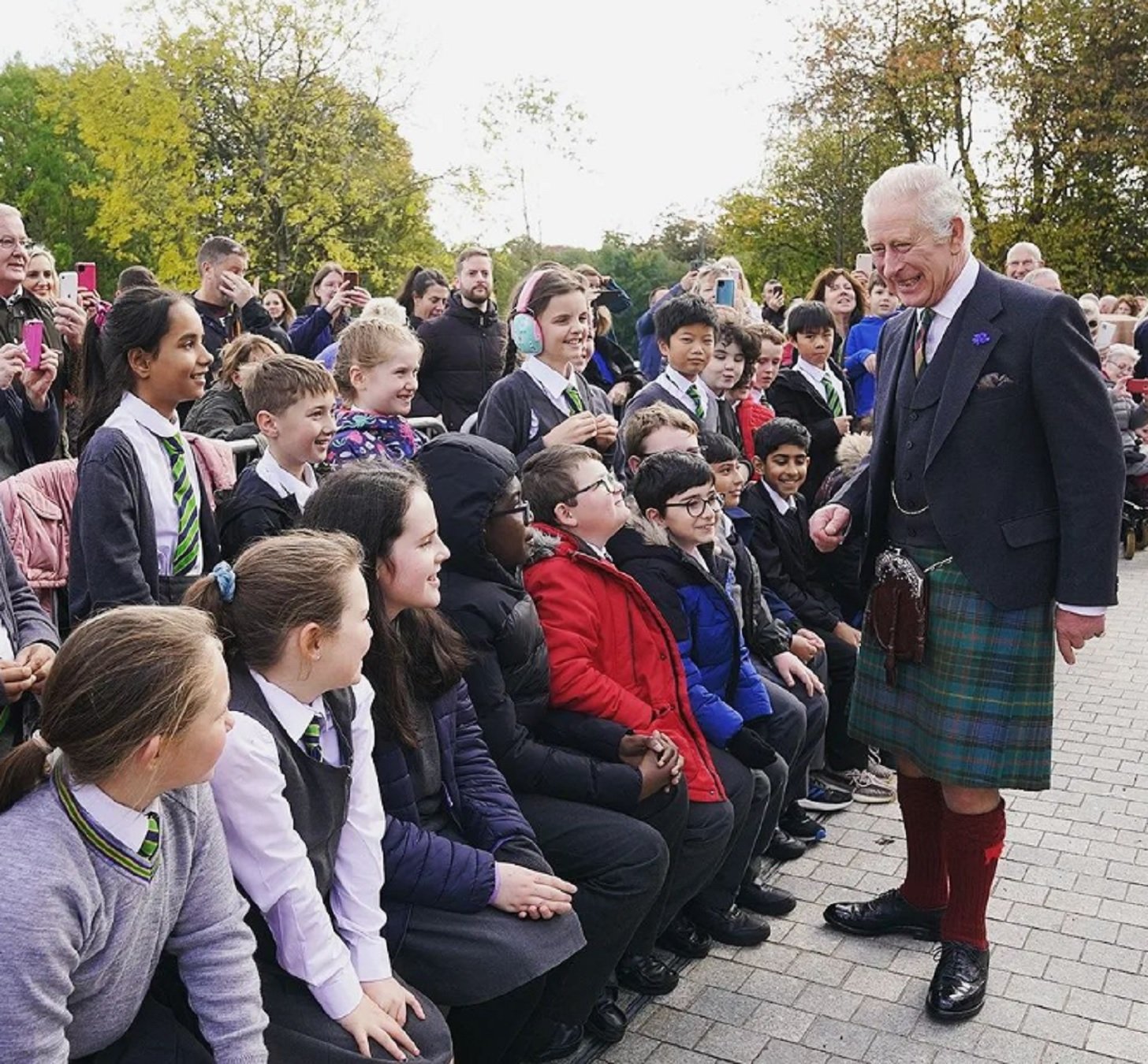 Carlos III, rodeado de niños   Instagram