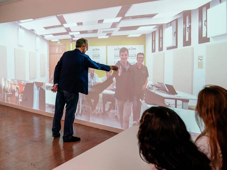 La Universidad Carlos III acerca sus grados a alumnos y docentes de todo el mundo mediante la telepresencia