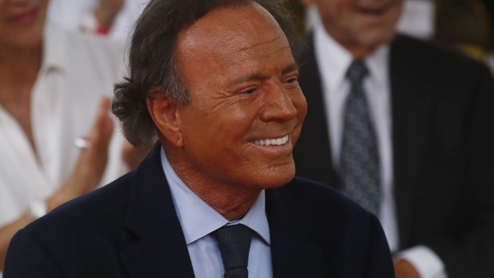 Julio Iglesias "imposava" a les seves empleades ecografies i proves d'ITS