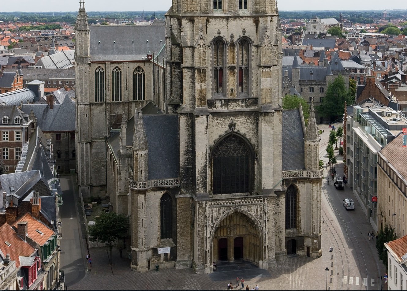 La visita del conseller Lluís Puig a la catedral de Gant