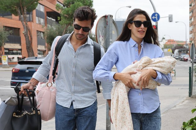 Lídia Torrent y Jaime Astráin con Elsa, GTRES Lídia Torrent y Jaime Astráin con Elsa, GTRES