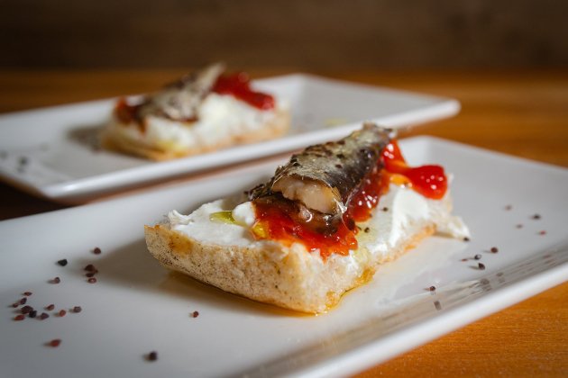 Coca de Sardines mini amb Mascarpone del Celler Jordana / Foto: Jordi Domènech Coca de Sardines mini amb Mascarpone del Celler Jordana / Foto: Jordi Domènech
